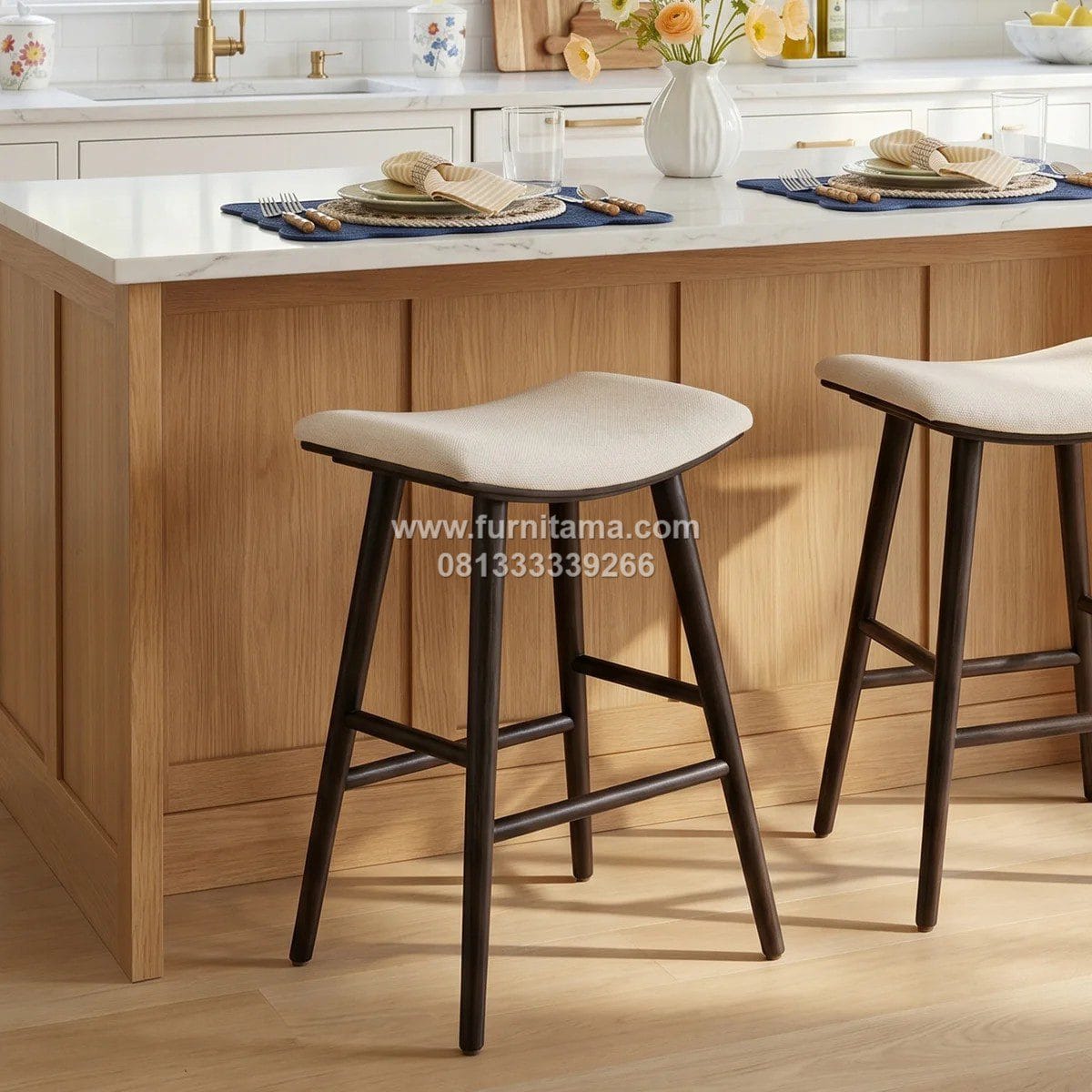 Bangku Bar Kayu Kokoh Model Simpel